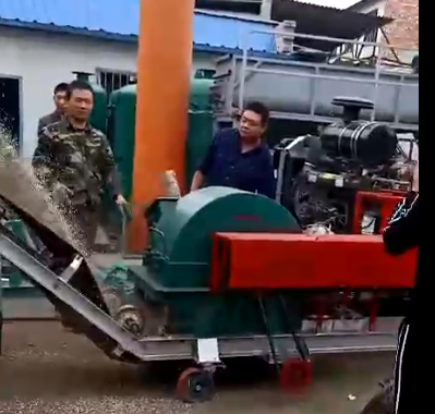 客戶來廠參觀考察木材粉碎機